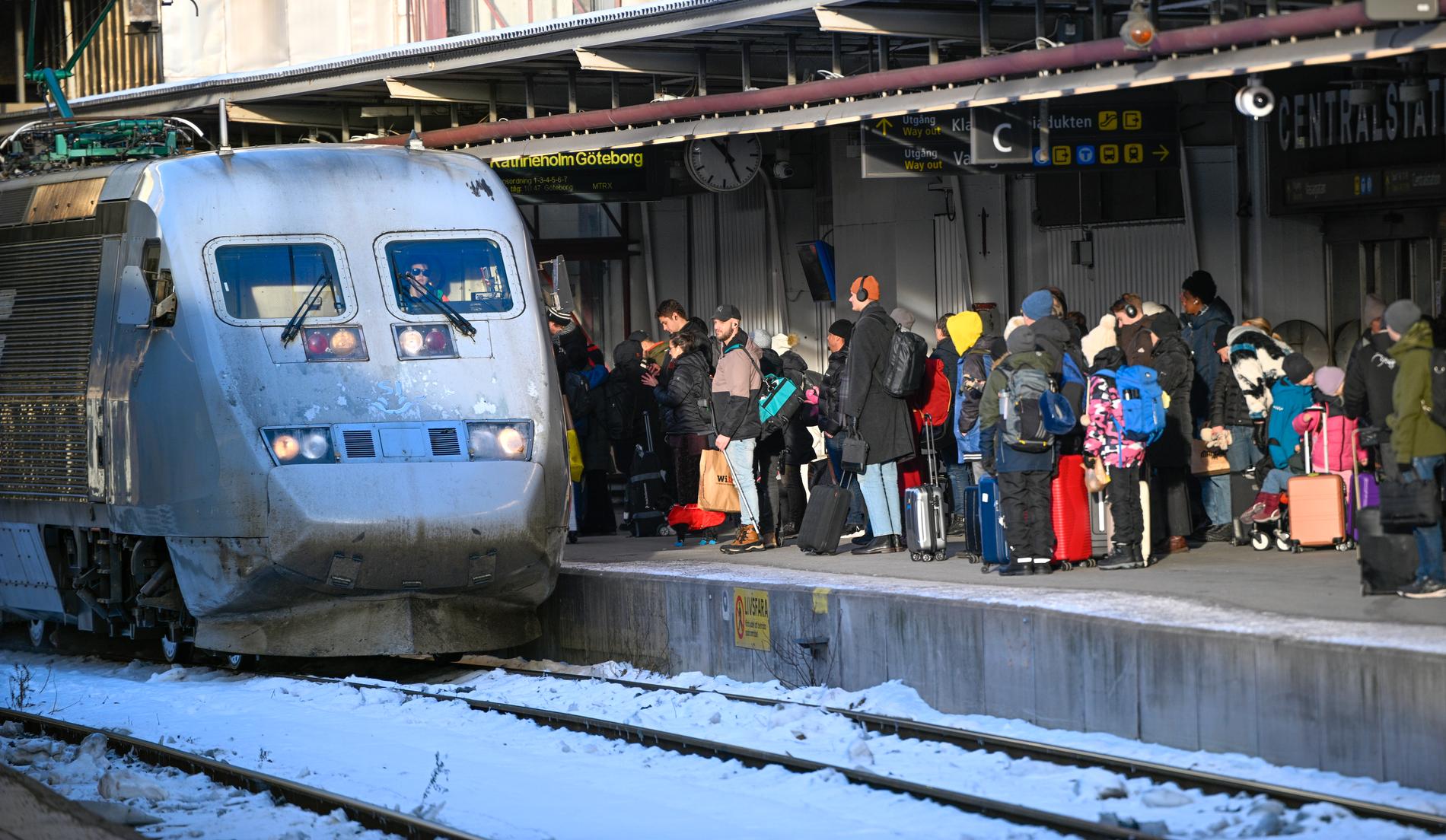 SJ ställer in tåg på flera linjer med hänvisning till vintervädret.
