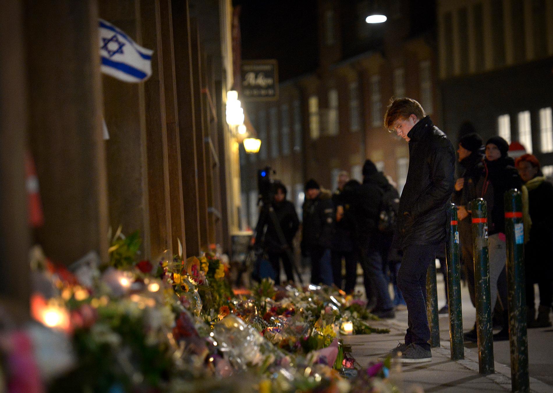 Människor samlades utanför synagogan i Köpenhamn där en människa sköts till döds.