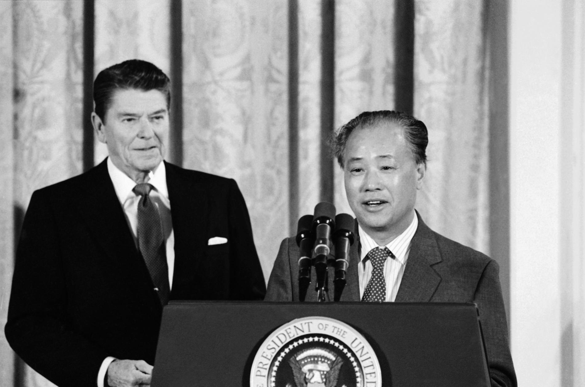 Kinas dåvarande premiärminister Zhao Ziyang under ett besök hos USA:s president Ronald Reagan i januari 1984.