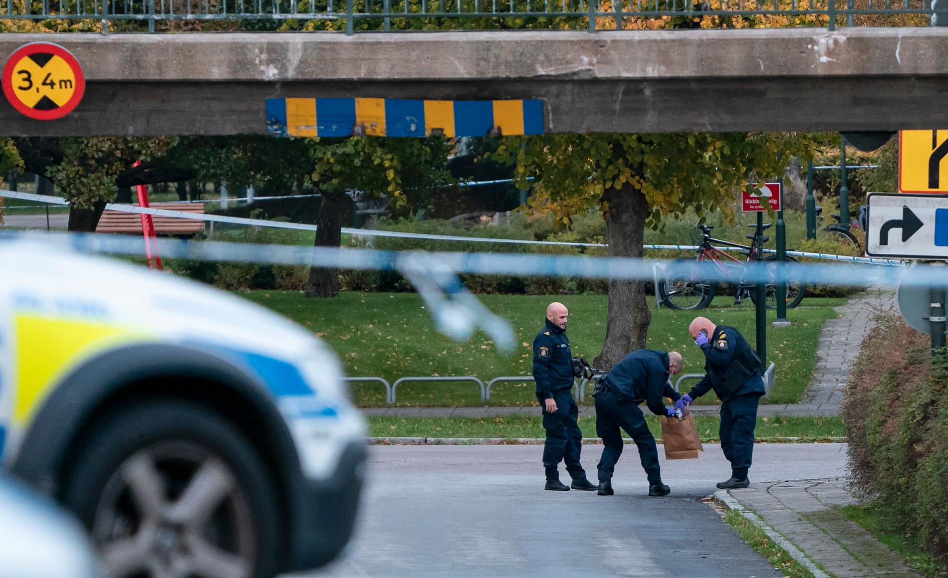 Ett misstänkt föremål omhändertas av polis i Rosengård i Malmö. Arkivbild från oktober 2020.