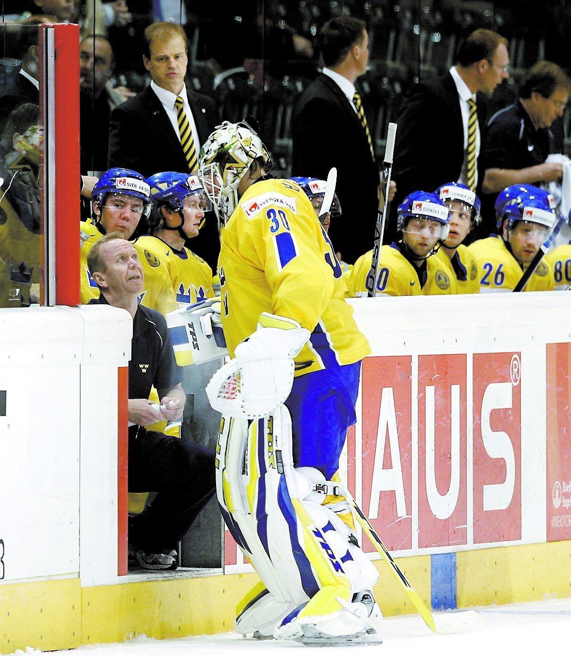 INTE EN TILL... Johan Holmqvist lämnar isen – och Bengt-Åke Gustafsson kan bara se på när Tre Kronors senaste skada är ett faktum. Men en udda regel kan rädda Tre Kronor.