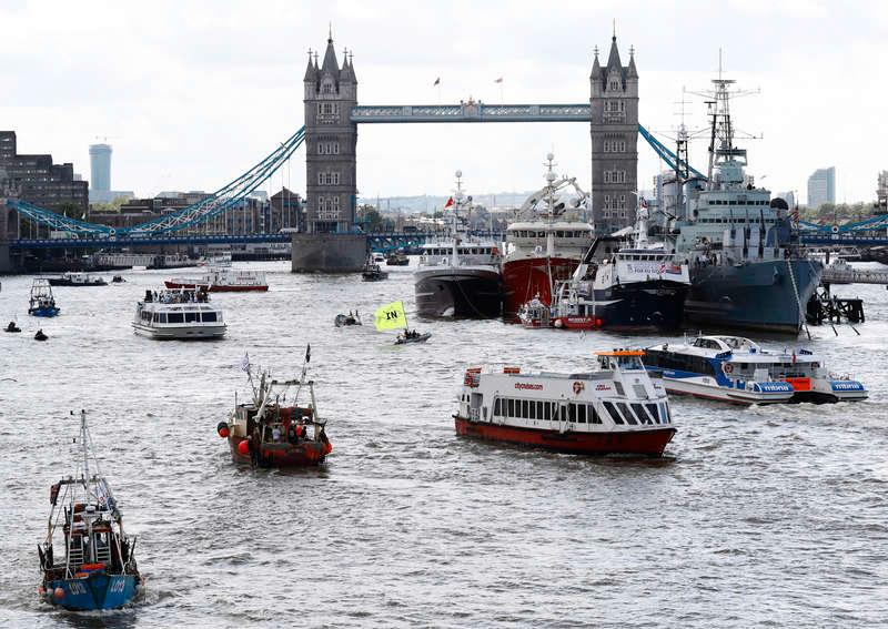 Det blev ett rejält sjöslag på Themsen i går.