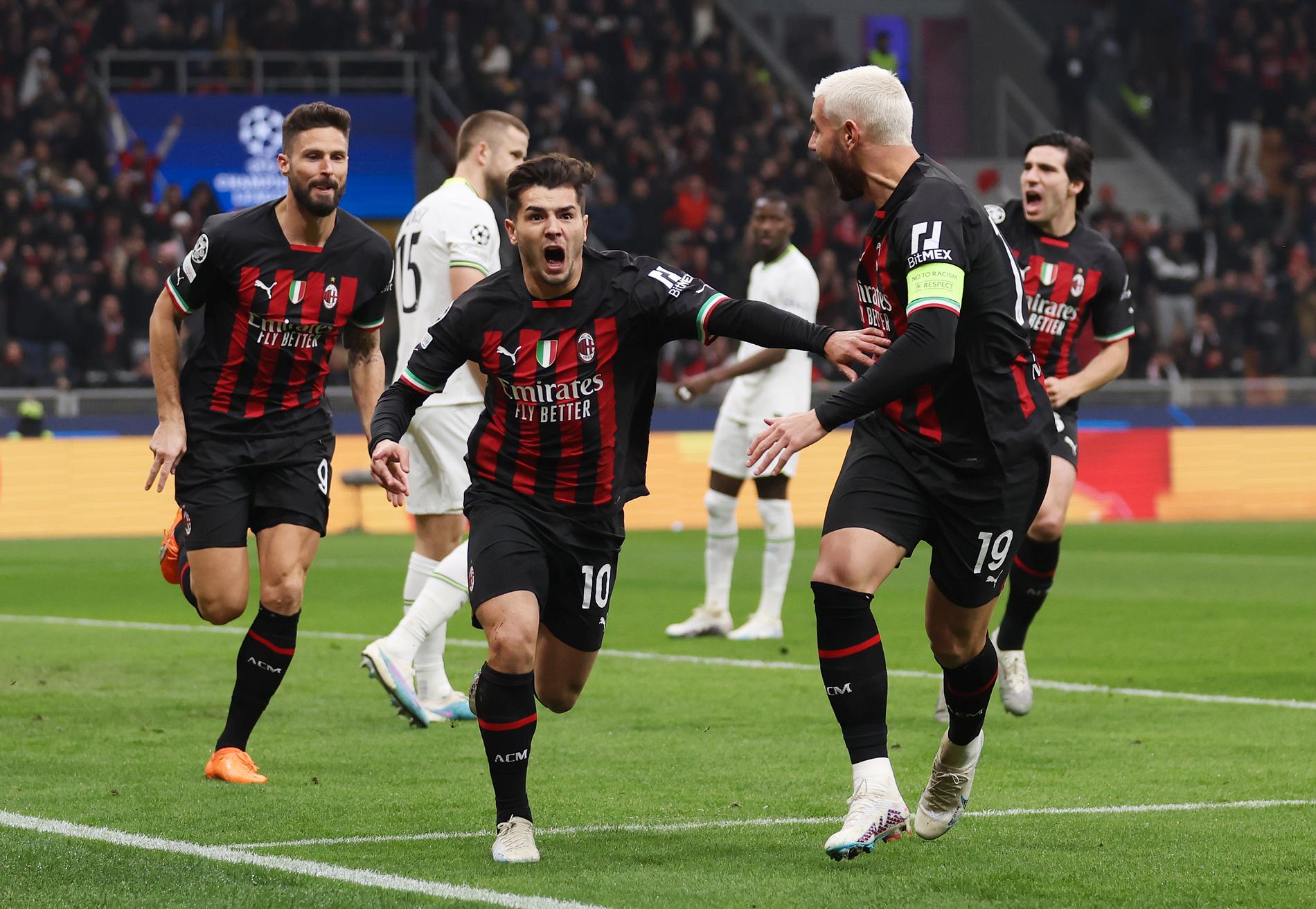 Milan firar efter 1–0 seger mot Tottenham. 