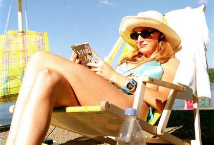 Efter midsommar är det läge att plocka fram solstolen och sätta sig på stranden med en god bok. Värmen kommer tillbaka!