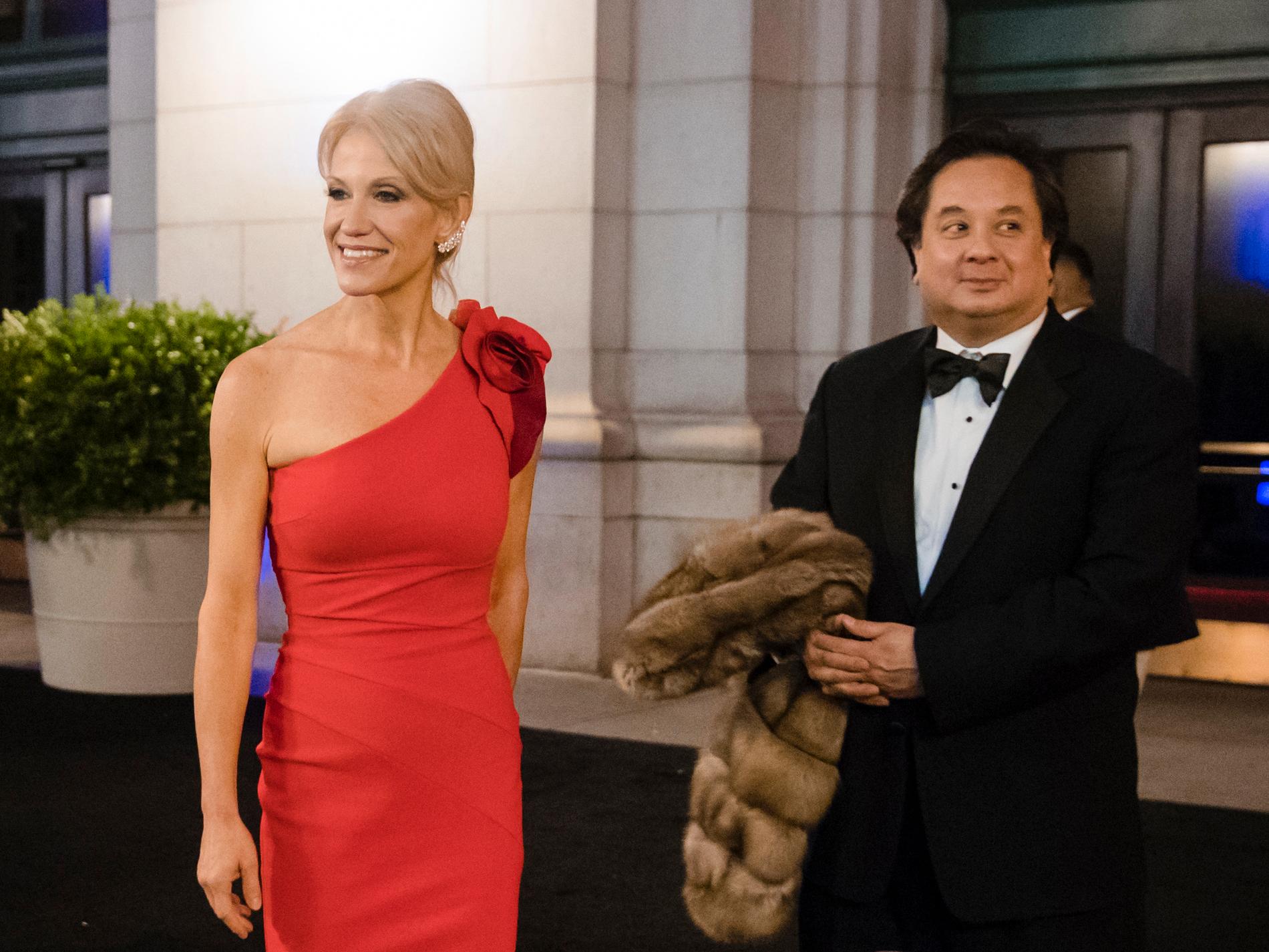 Conway skiljer sig från Trump-kritiske maken