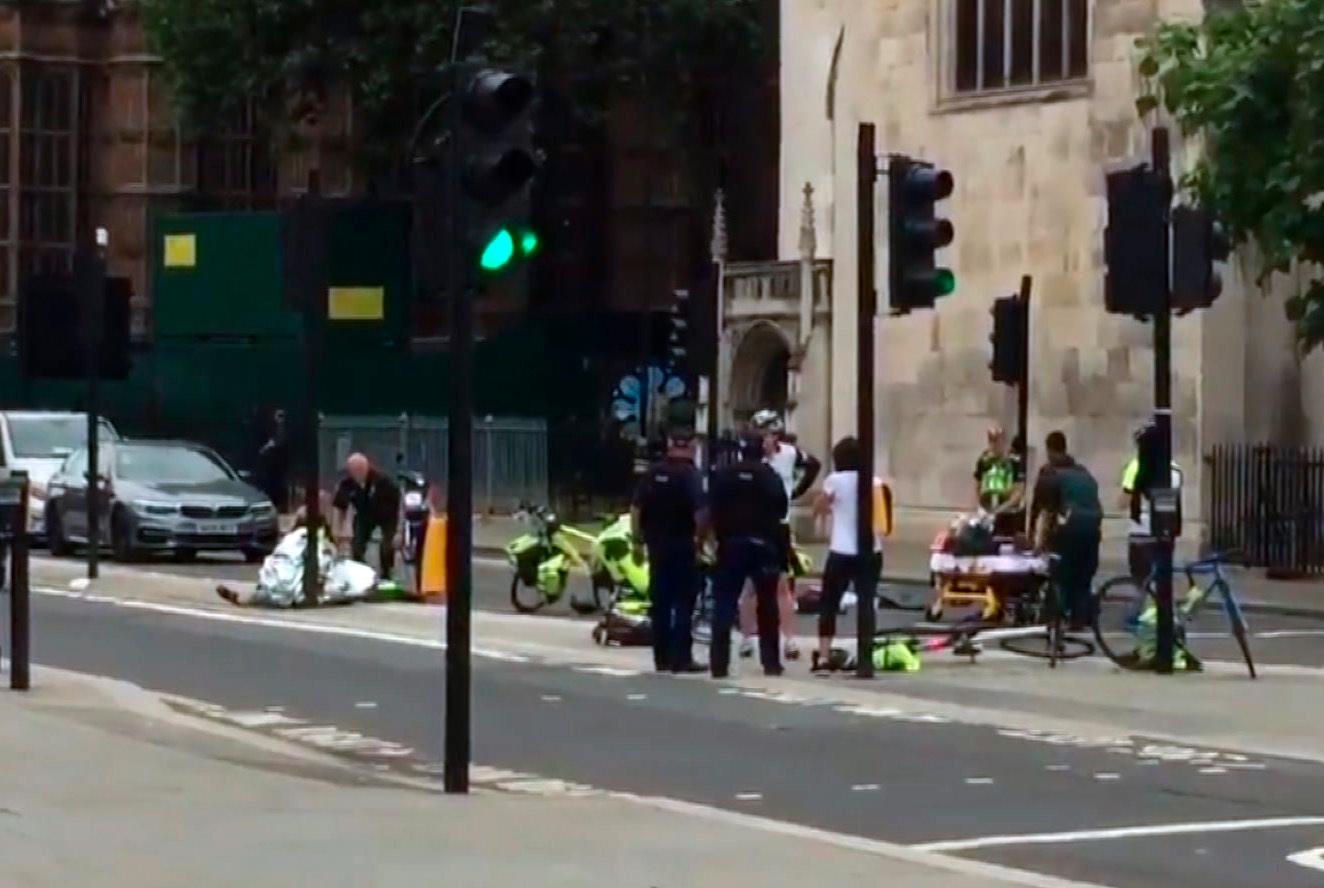 En skadad tas om hand sedan en man kört in i människor utanför det brittiska parlamentet. Arkivbild.