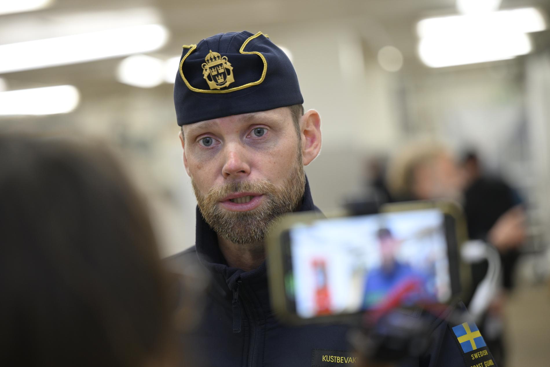 Erik Svensson, samordnare Kustbevakningen, under en pressträff i Hörvik där olja från den grundstötta färjan Marco Polo flutit i land.