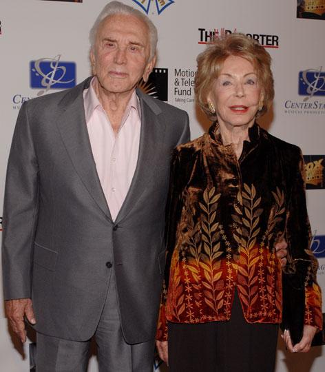 Herr och fru klädnypa Kirk Douglas och hustru Anne på galatillställning som firade "kärleken" mellan Hollywood och Broadway i Los Angeles.