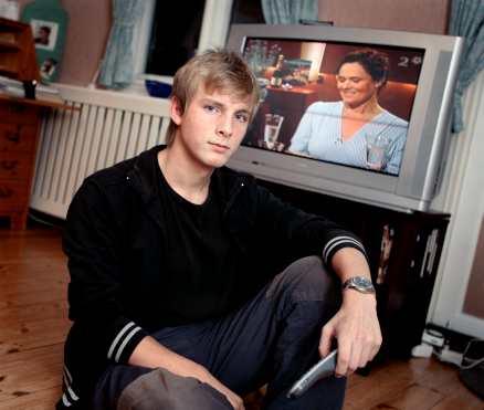 "alla ska betala" Jakob Lindner, 18, ser tv gratis hemma hos mamma och pappa. Men när han flyttar hemifrån och skaffar egen apparat ska han betala avgiften till Radiotjänst i Kiruna.