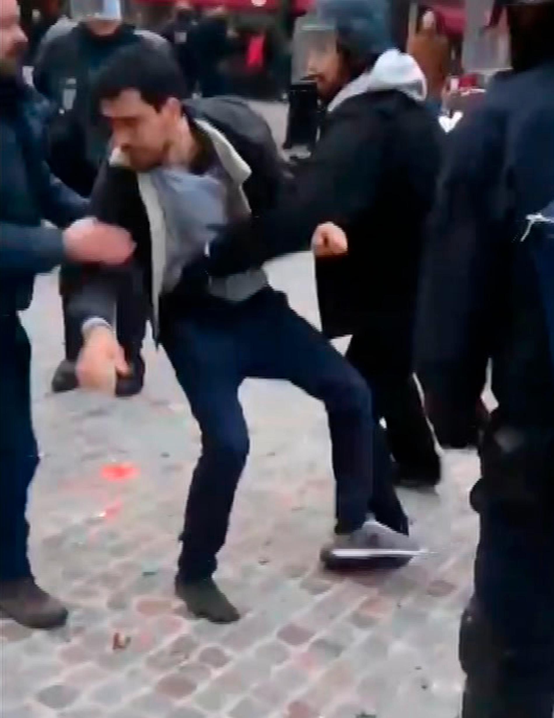 På videon syns hur Alexandre Benalla går till våldsam attack mot en ung man som deltar i demonstrationerna.