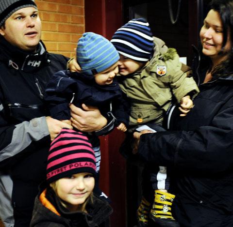 FICK INTE Sonja och Mats Boman med barnen Bianca, 7 år, Melvin, 9 månader, och Samuel, 2 år, väntades förgäves på vaccinet i Huddinge.