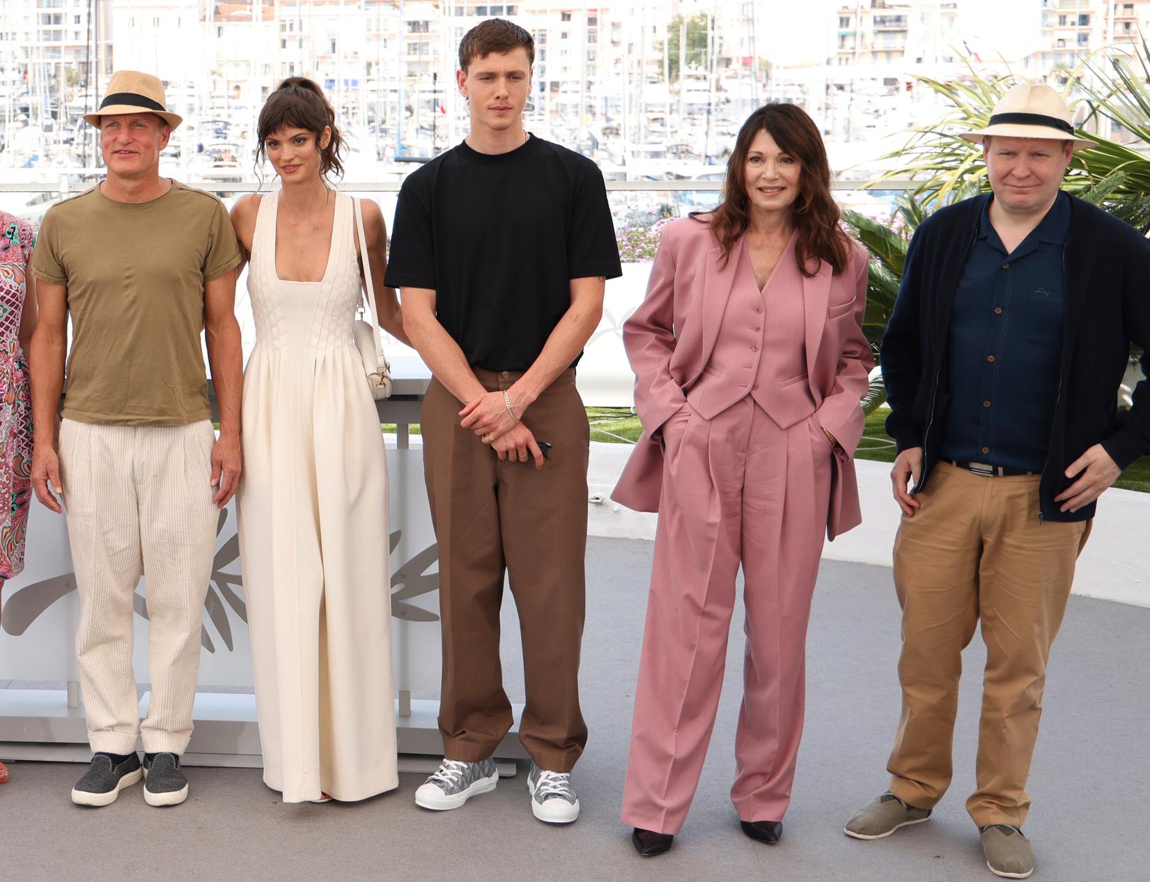 Woody Harrelson, Charlbi Dean, Harris Dickinson, Iris Berben och Henrik Dorsin poserar för fotograferna under filmfestivalen i Cannes.