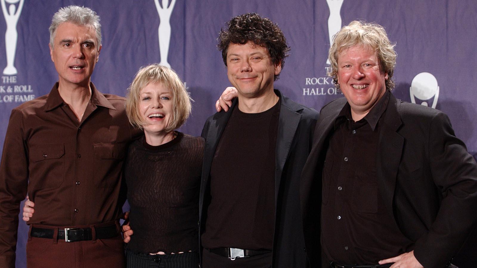 Talking Heads 2002, när gruppen valdes in i rockens ”Hall of fame”. Från vänster David Byrne, Tina Weymouth, Jerry Harrison och Chris Frantz.