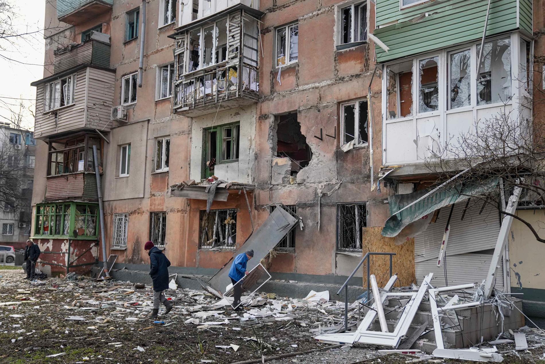 Ett sönderskjutet bostadshus i Mariupol. Kuststaden är en strategisk viktig plats, mellan Krim och ryska gränsen. Den har därför drabbats hårt av kriget. I söndags sa stadens borgmästare ”Mariupol finns inte mer”. 
