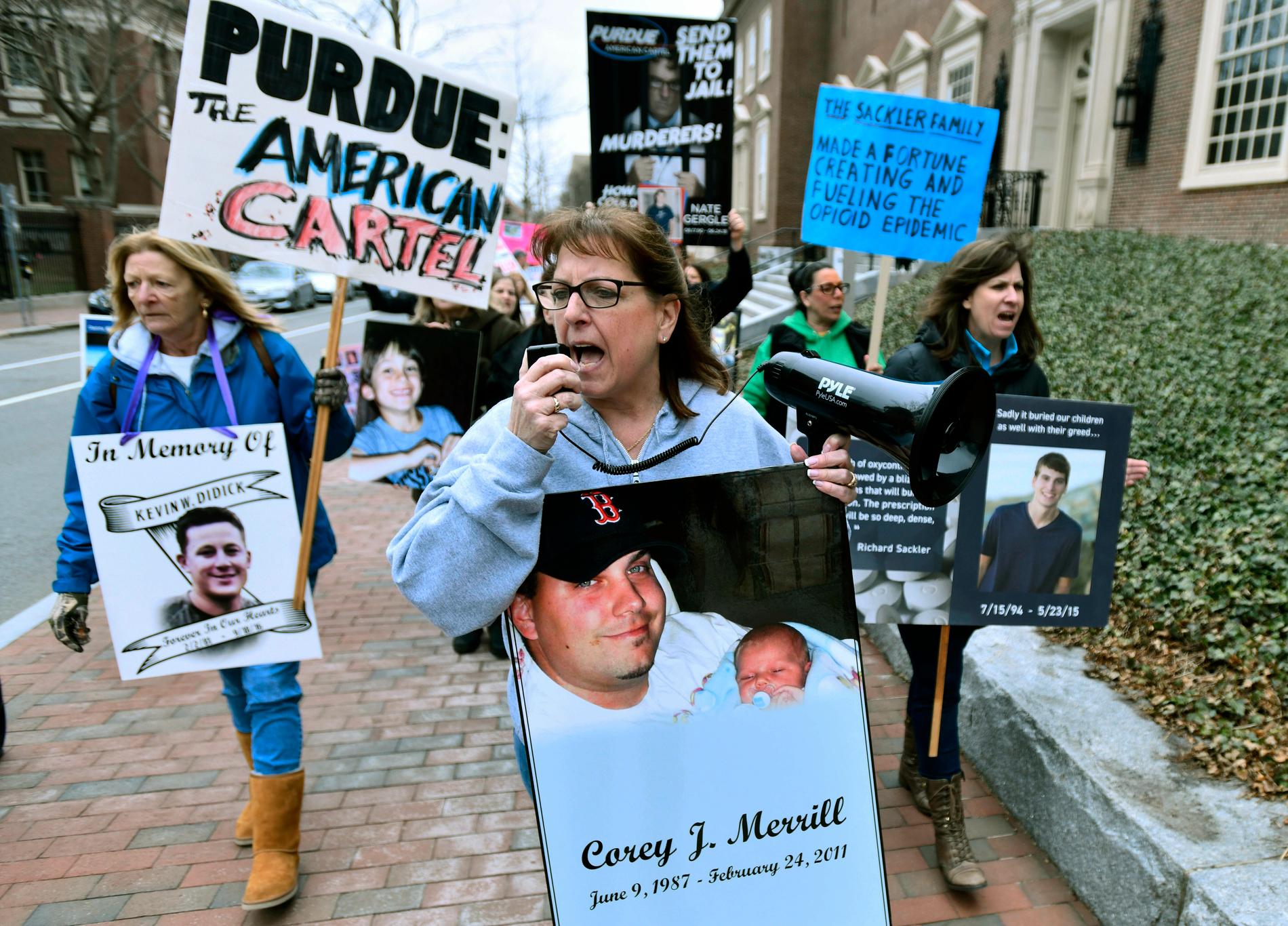 Opioidkrisen väcker starka känslor i USA. Här protesterar anhöriga till personer som gått bort i överdoser i Massachusetts.