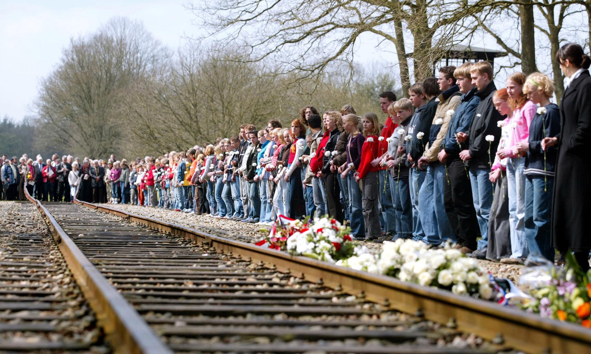 De flesta nederländska offren som togs till de nazistiska dödslägren under andra världskriget kom till Westerbork. På bilden en ceremoni vid det ökända lägret 2005.