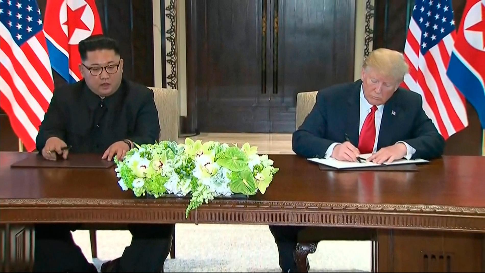 USA:s president Donald Trump och Nordkoreas ledare Kim Jong-Un har skrivit under ett gemensamt uttalande efter sitt historiska möte.