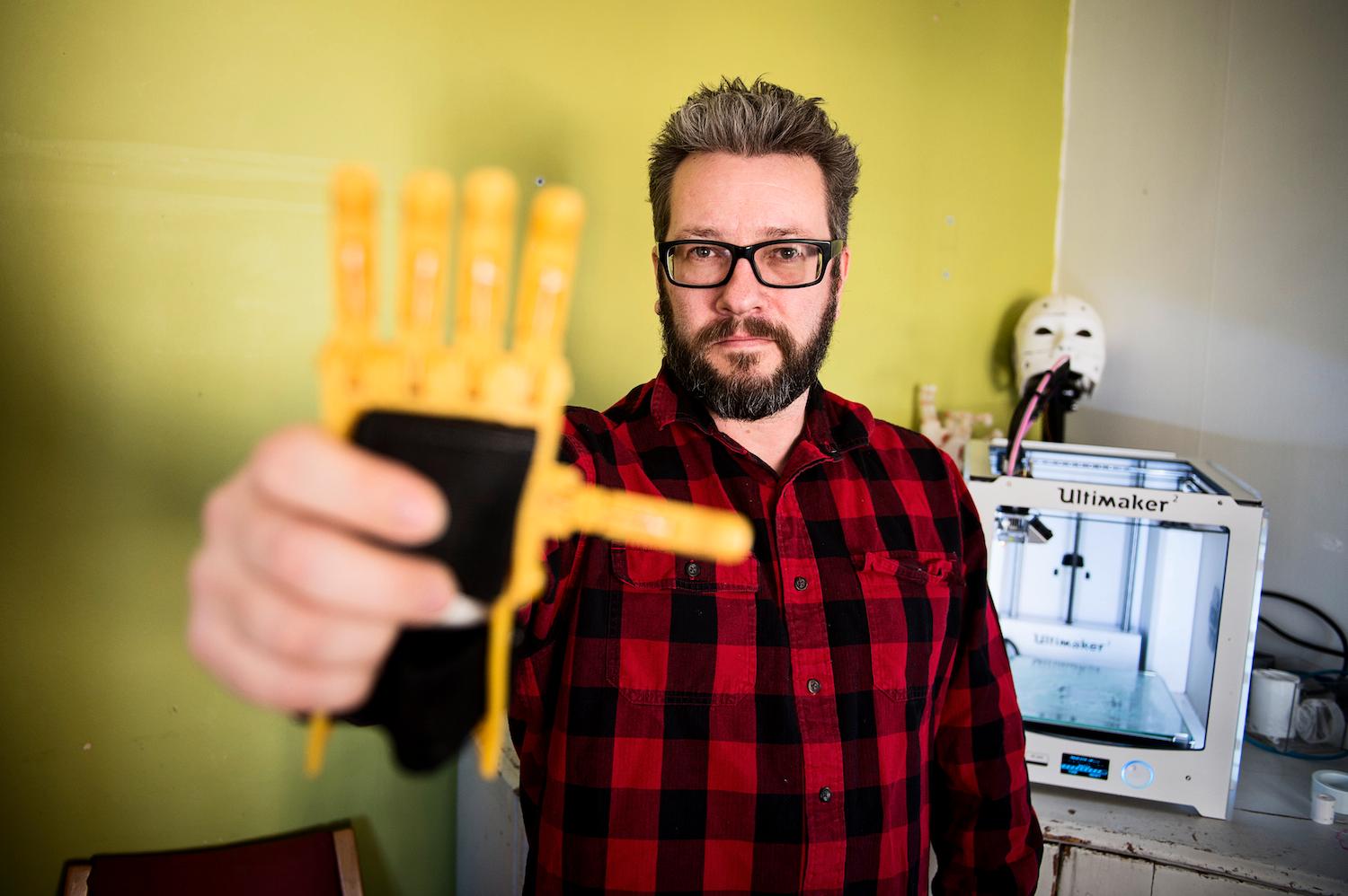 Tack vare svenske Lars Hansson, 50, i Stockholm fick Antoni, 6, en handprotes, som Lars tillverkat hemma i sin 3D-skrivare och skickat till Antoni via ett globalt nätverk. Skrivaren står bakom Lars på bilden.