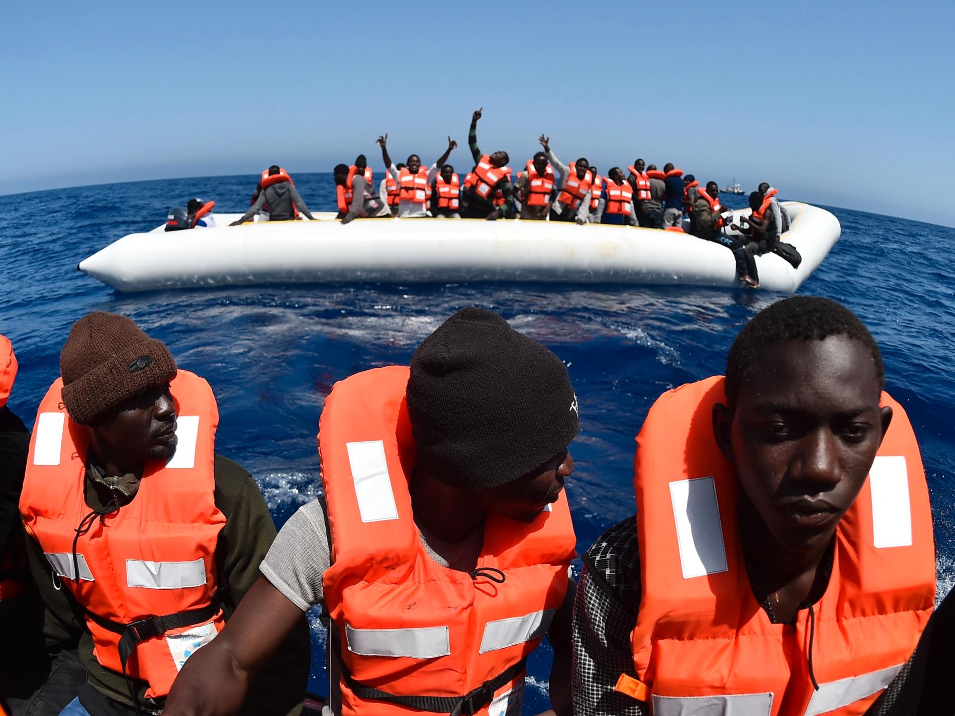 Under torsdagen räddades omkring 4500 flyktingar har räddats på Medelhavet utanför Libyens kust.