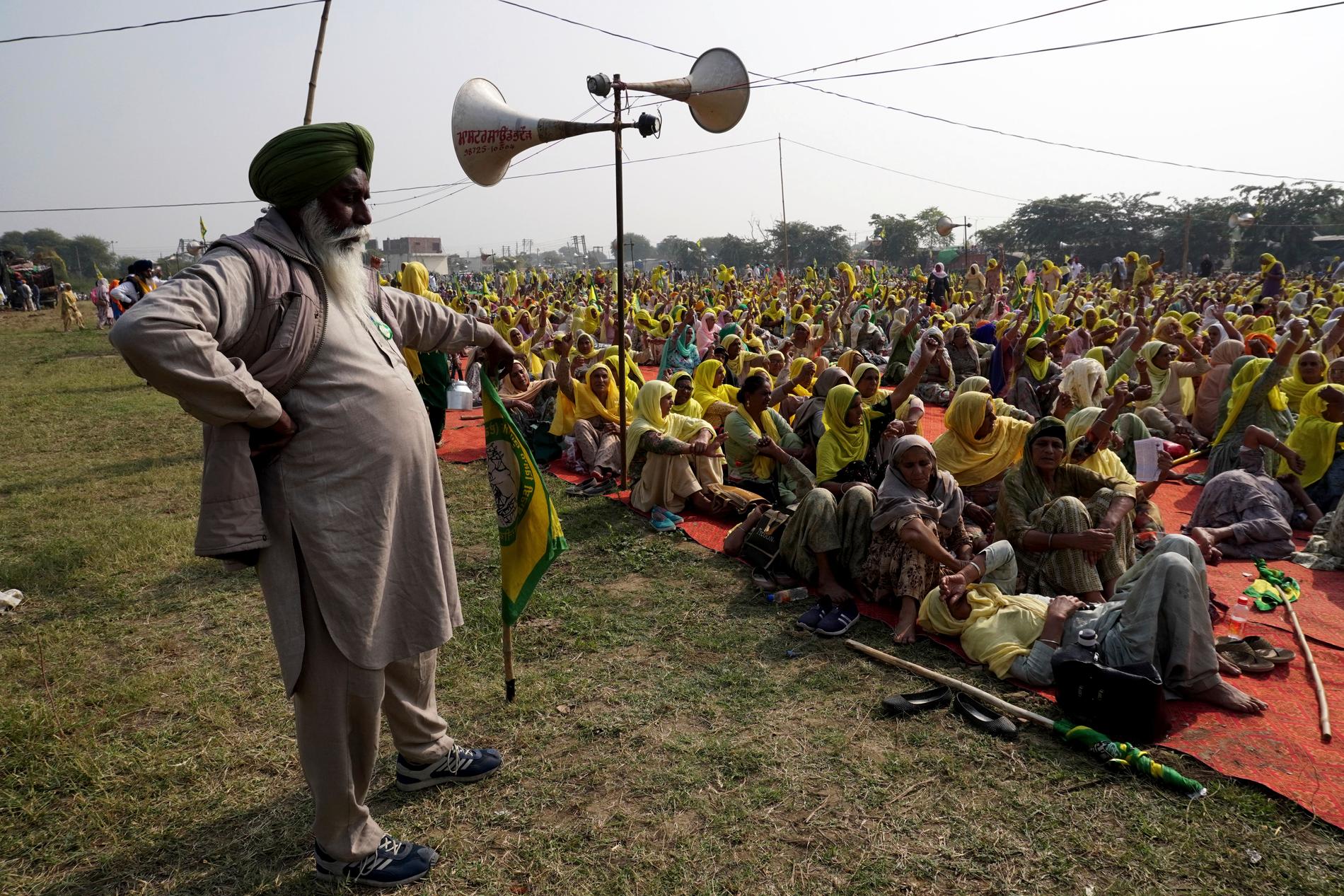 Protesterande bönder i utkanten av New Delhi, fotograferade i fredags.