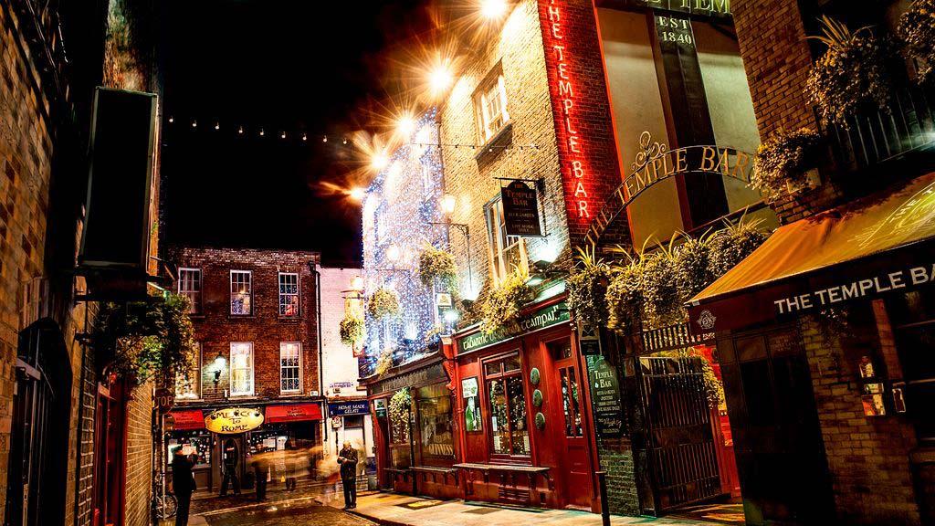 Beställ en varm whisky eller en irish coffee på någon av Dublins många mysiga pubar i jul.