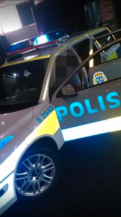 34-åringen sitter och skrattar i en polisbil, på en bild som han lagt upp på sin Facebook-sida. Han är dömd för grov misshandel och övergrepp i rättssak till 1,5 års fängelse. Mannen uppger på Facebook att han bor i Göteborg.
