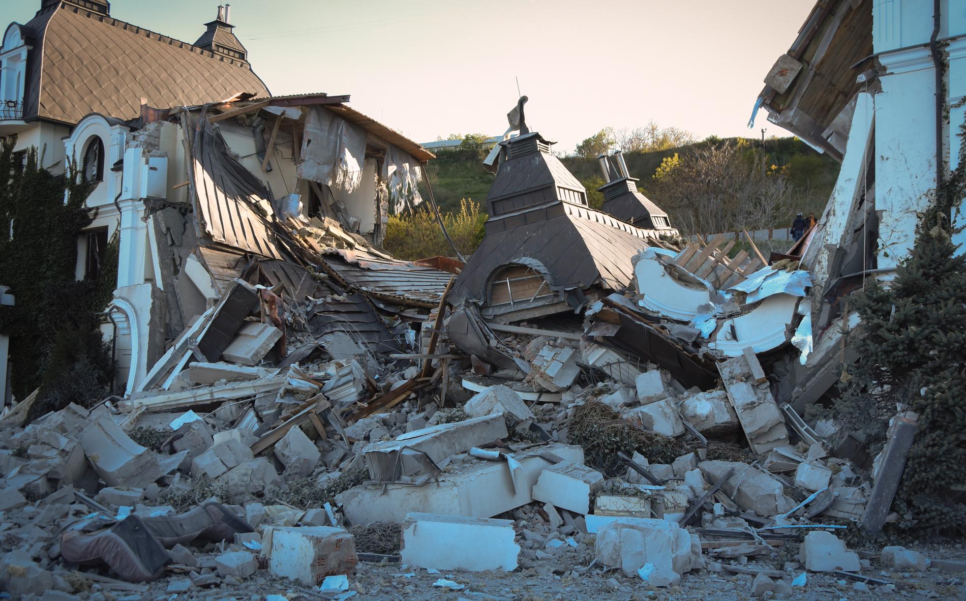 Ruiner av ett hotell i Odessa som förstördes i en rysk robotattack i början av maj.