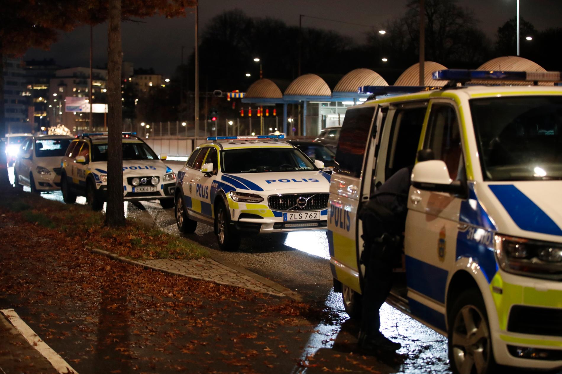 En person har hittats skjuten på Kungsholmen. 