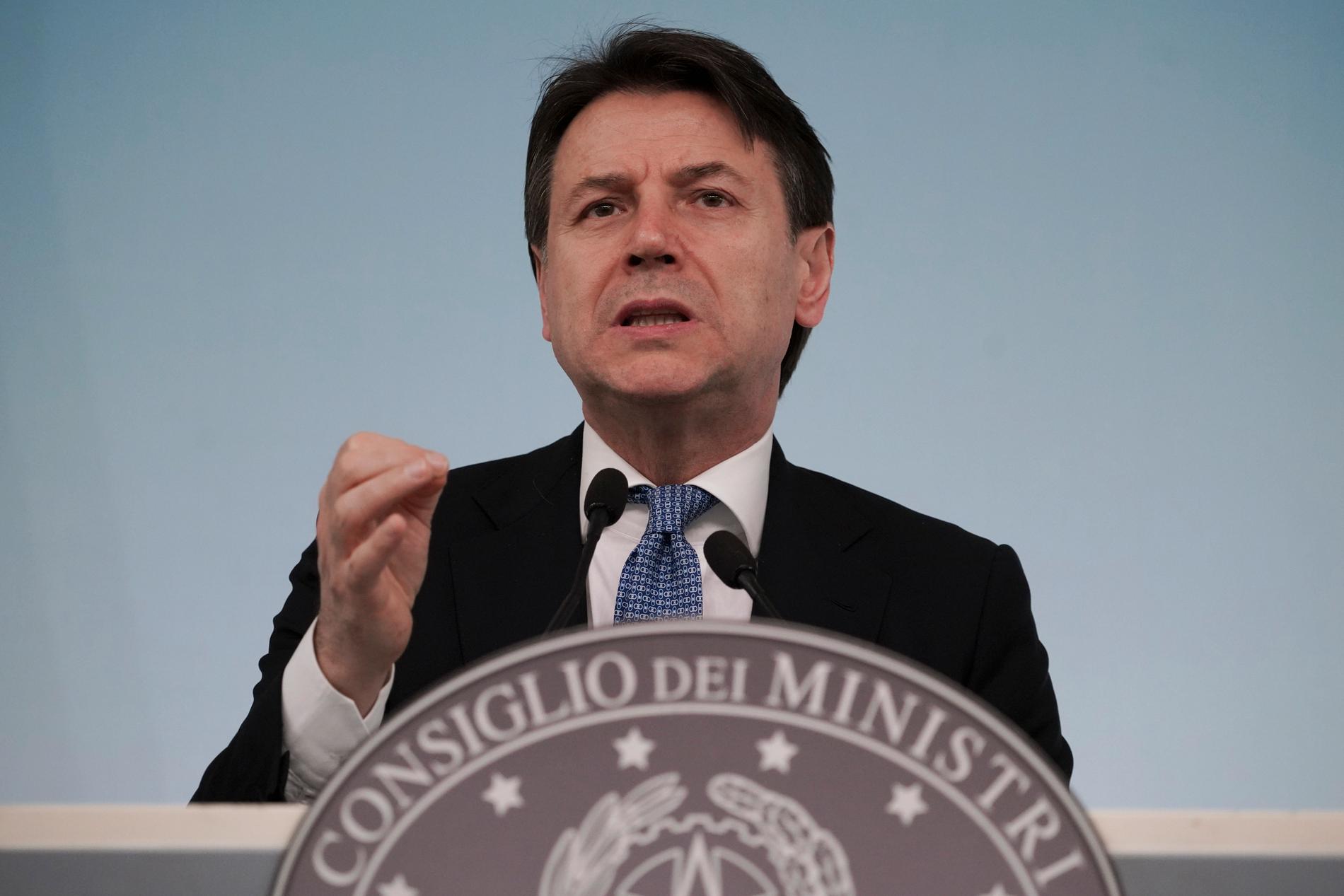 Italiens premiärminister Giuseppe Conte uppmanar människor att stanna hemma. 
