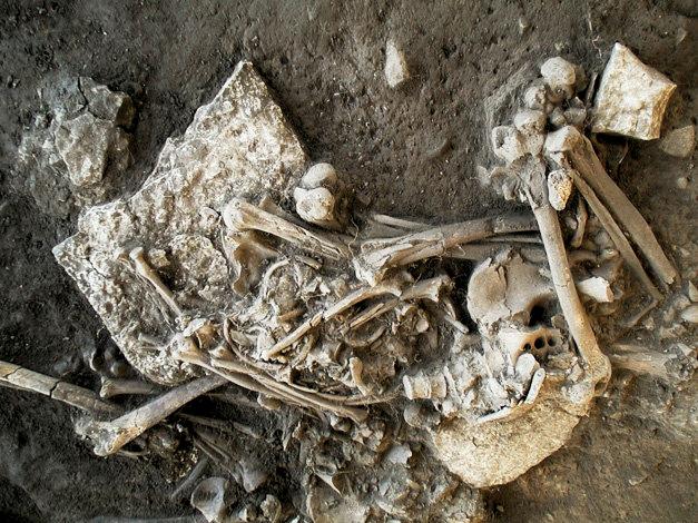 Världens hittills äldsta dna-spår av pest har hittats i en gravkammare utanför Falköping.
