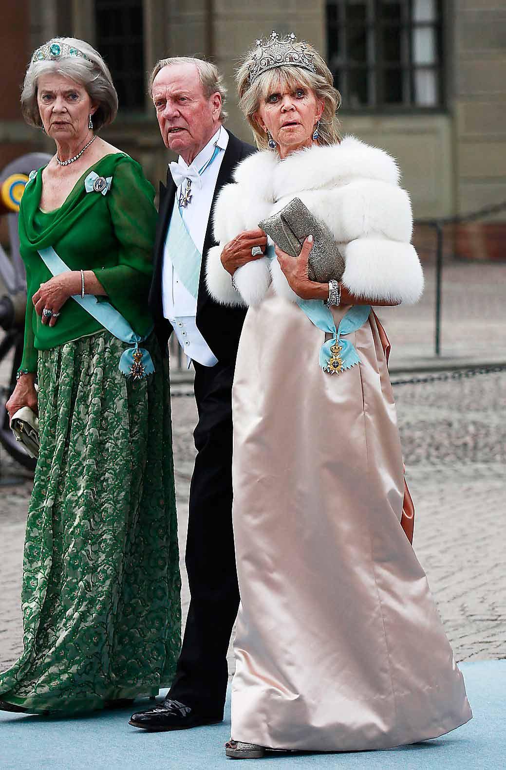 Kungligt. Prinsessan Birgitta med maken Johann George ’’Hansi’’ av Hohenzollern på väg till Victoria och Daniels bröllop.