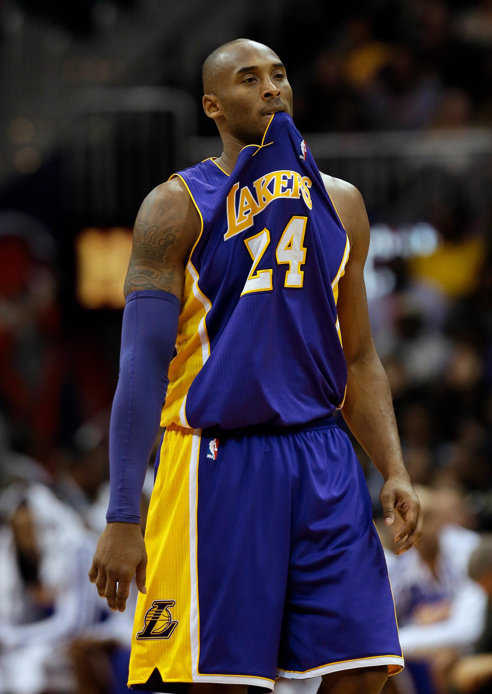Kobe Bryants knäskada väntas hålla honom borta från spela i minst sju månader.