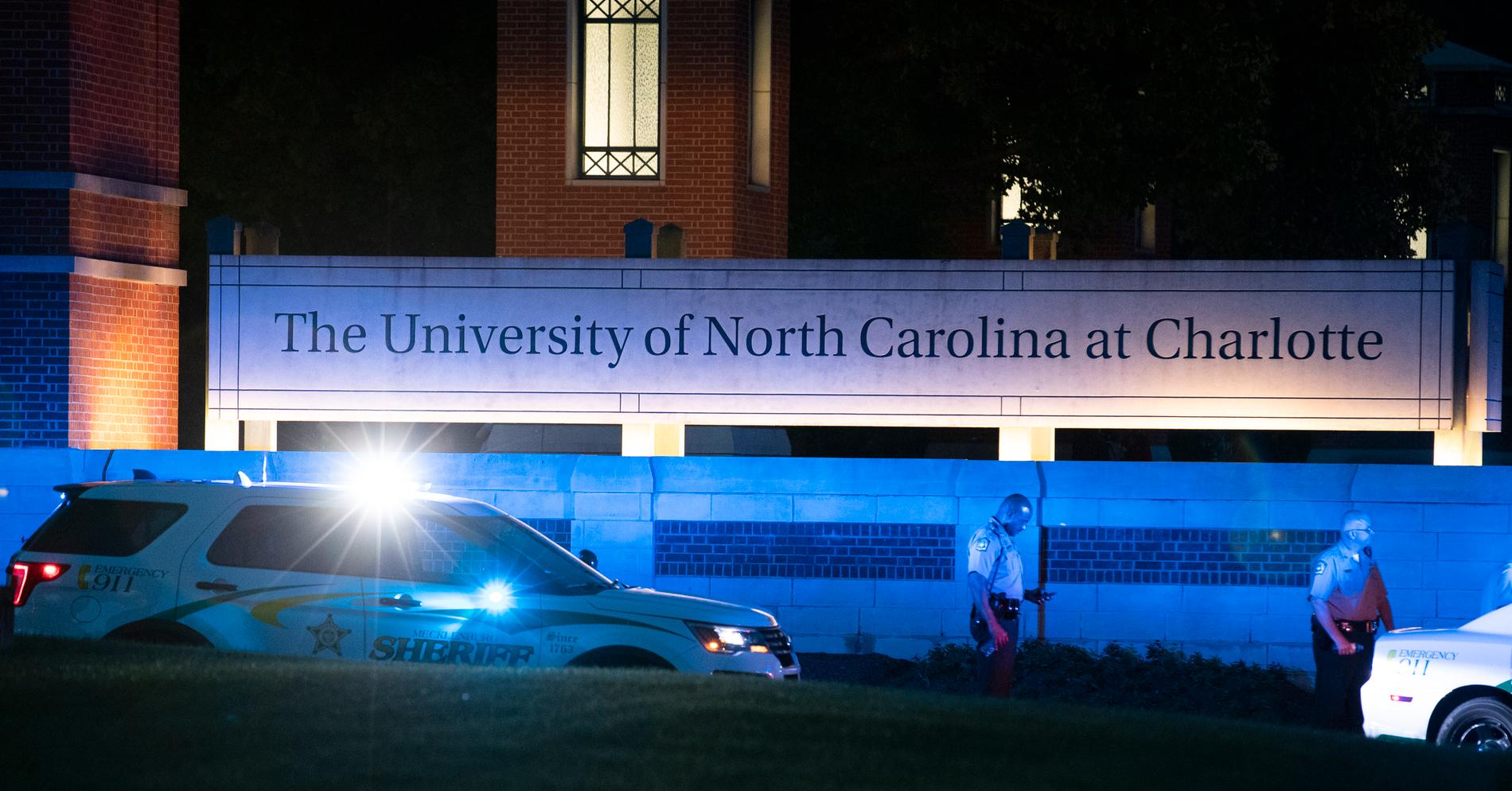 Polis utanför University of North Carolina i Charlotte, USA, i tisdags, då två personer sköts till döds.