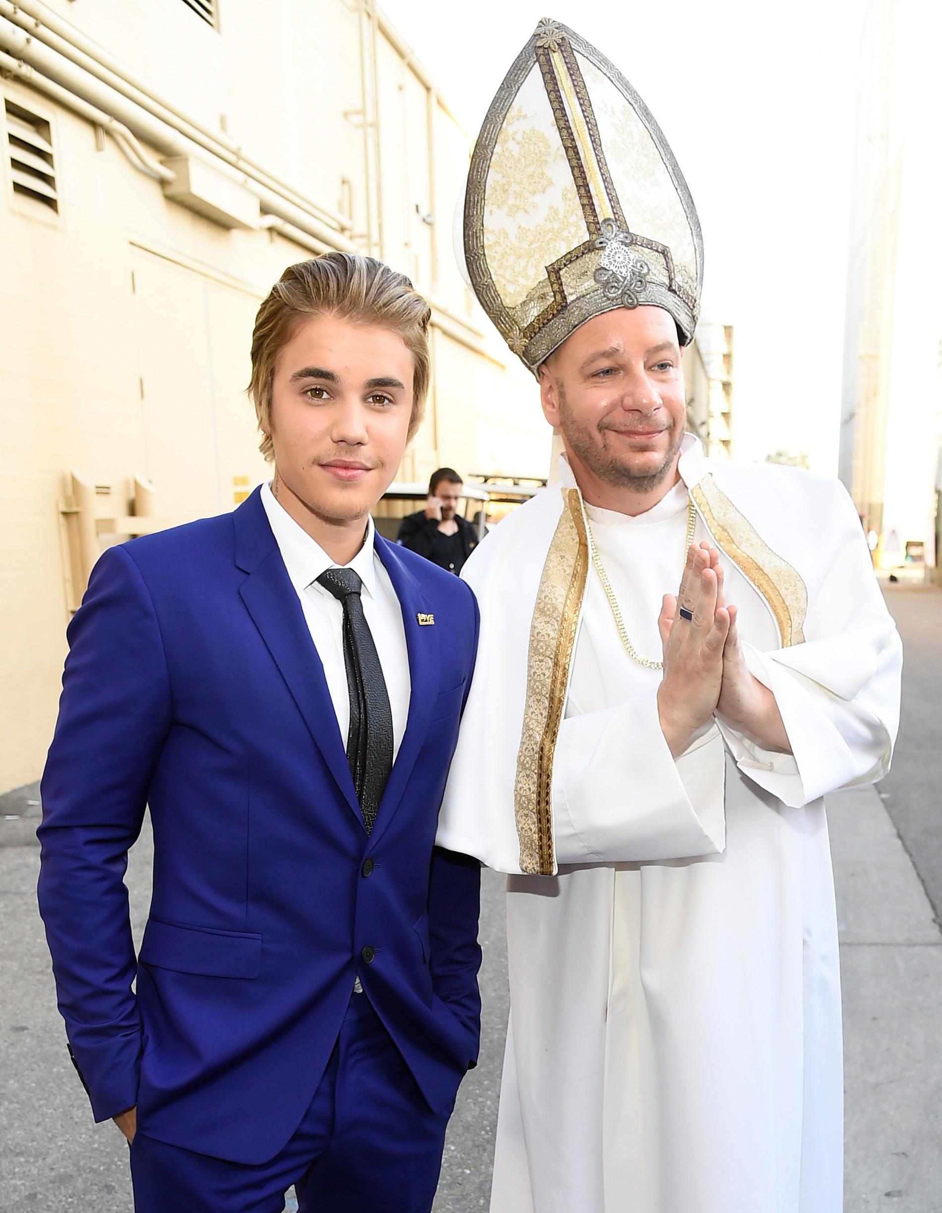 Justin Bieber och Jeffrey Ross som påve.