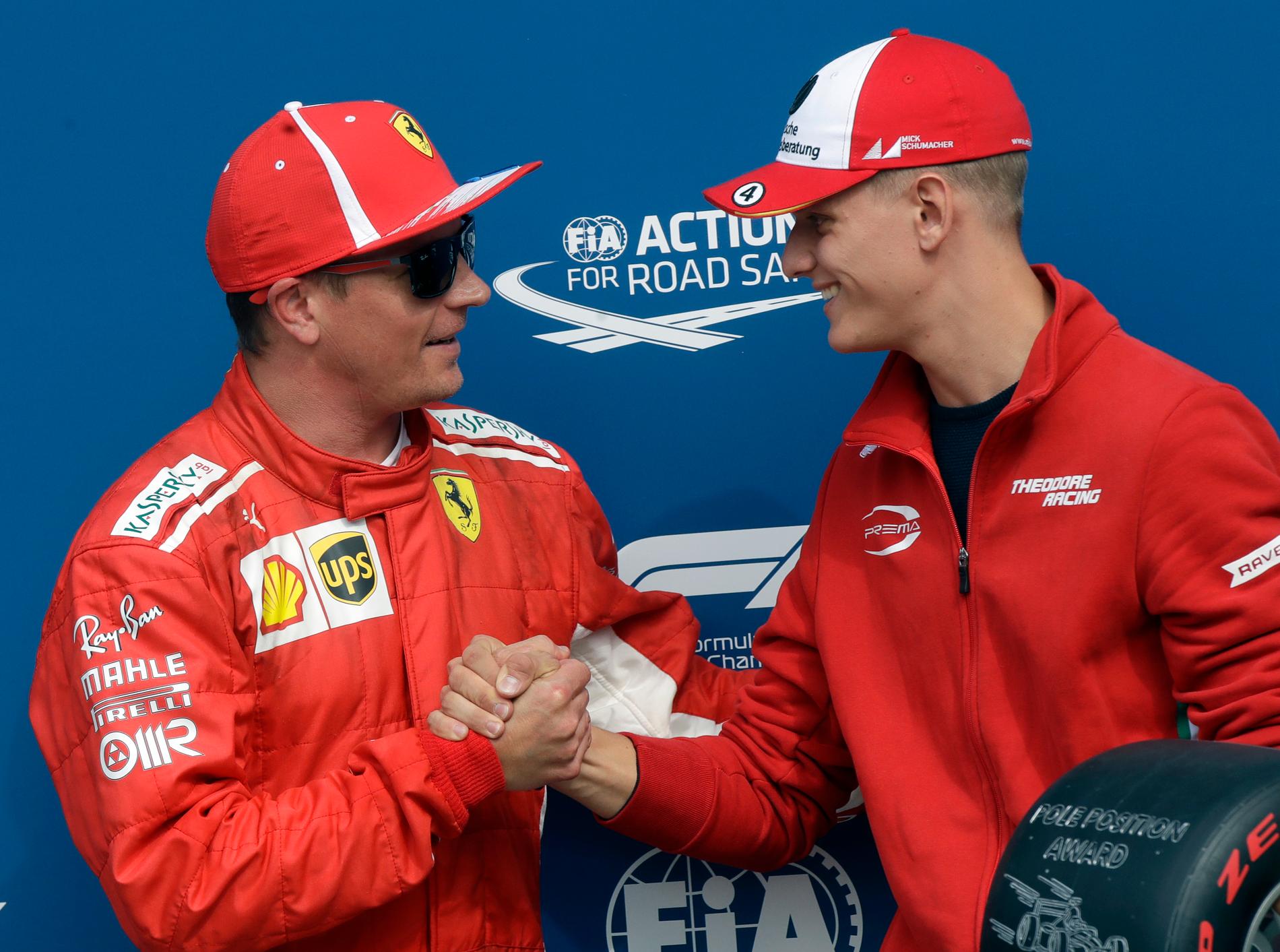 Mick Schumacher nära kontakt med Ferrari? Här delade han ut pris till Ferraris Kimi Räikkönen under Italiens GP på Monza 2018