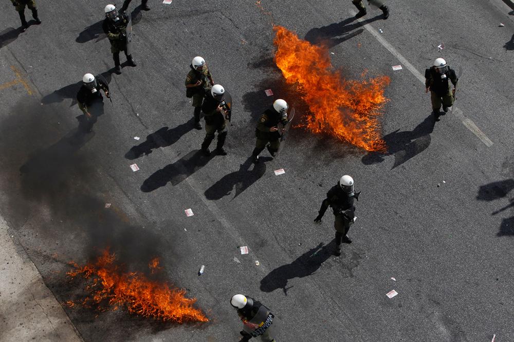 Det är en generalstrejk i dag mot de grekiska sparpaketen som har övergått i våldsamheter.