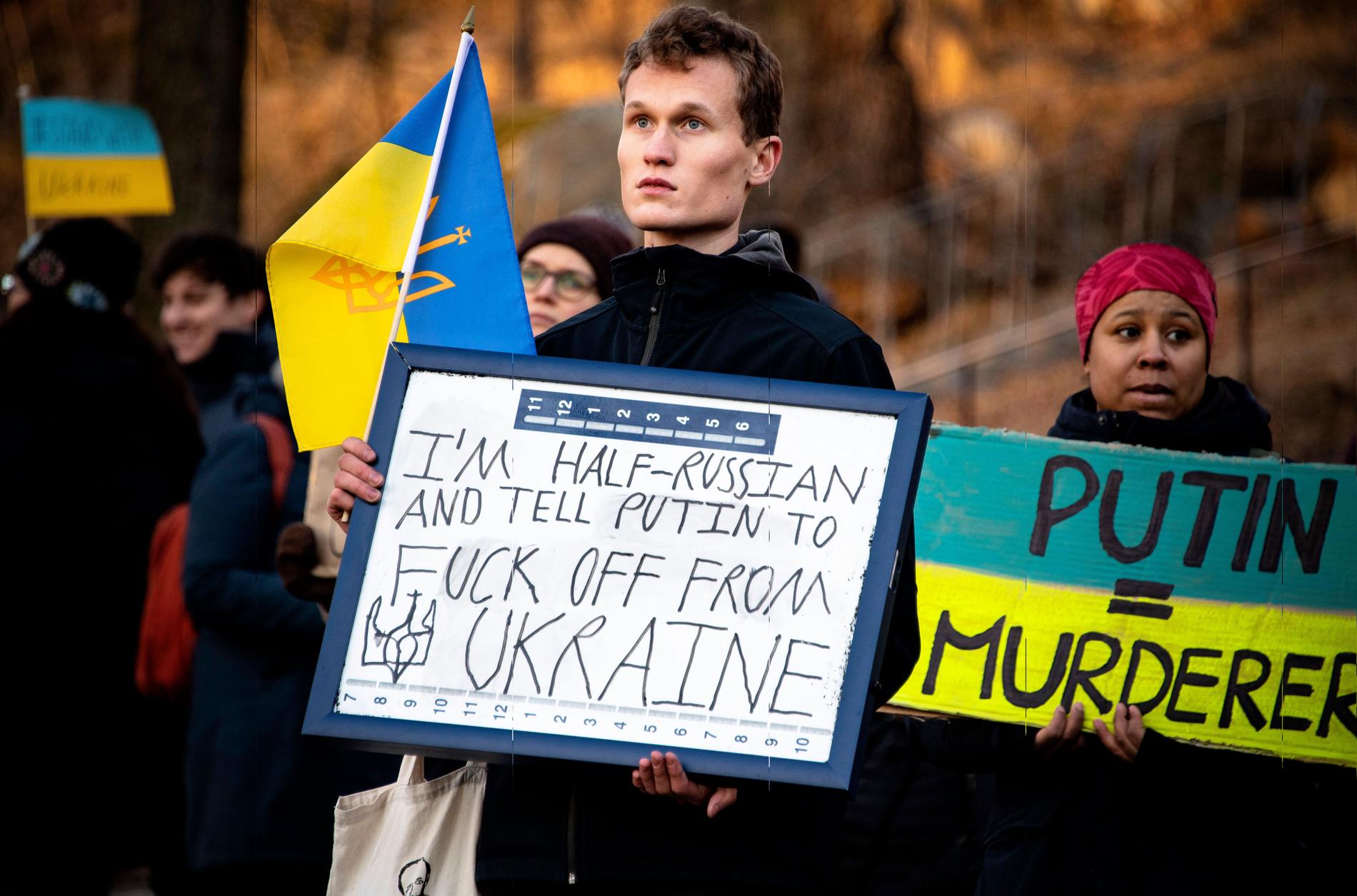Folk har samlats utanför ambassaden för att protestera mot Rysslands invasion av Ukraina.