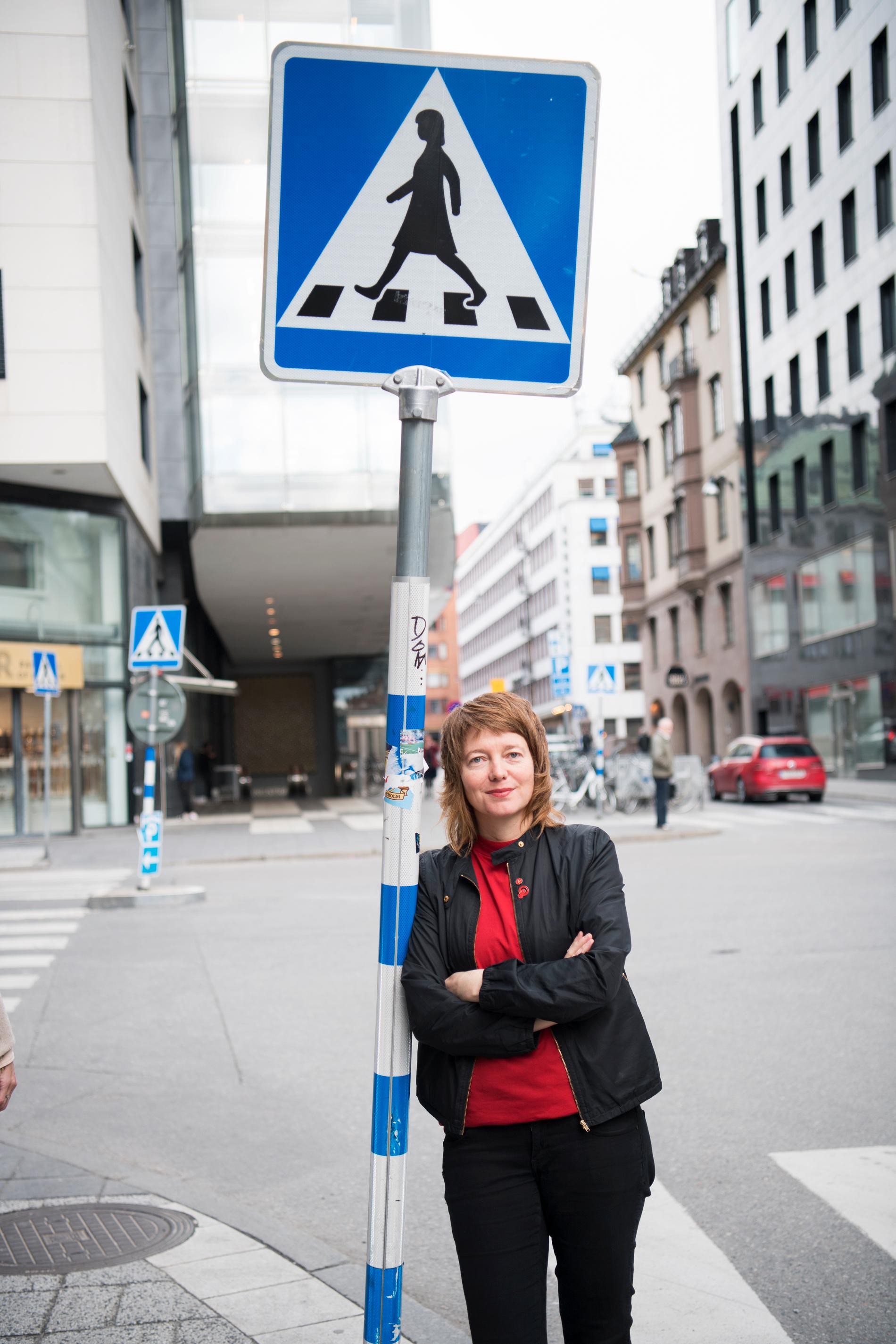 Malin Björk, kandidat för Vänsterpartiet till det stundande EU-valet. Här fotograferad i centrala Stockholm.