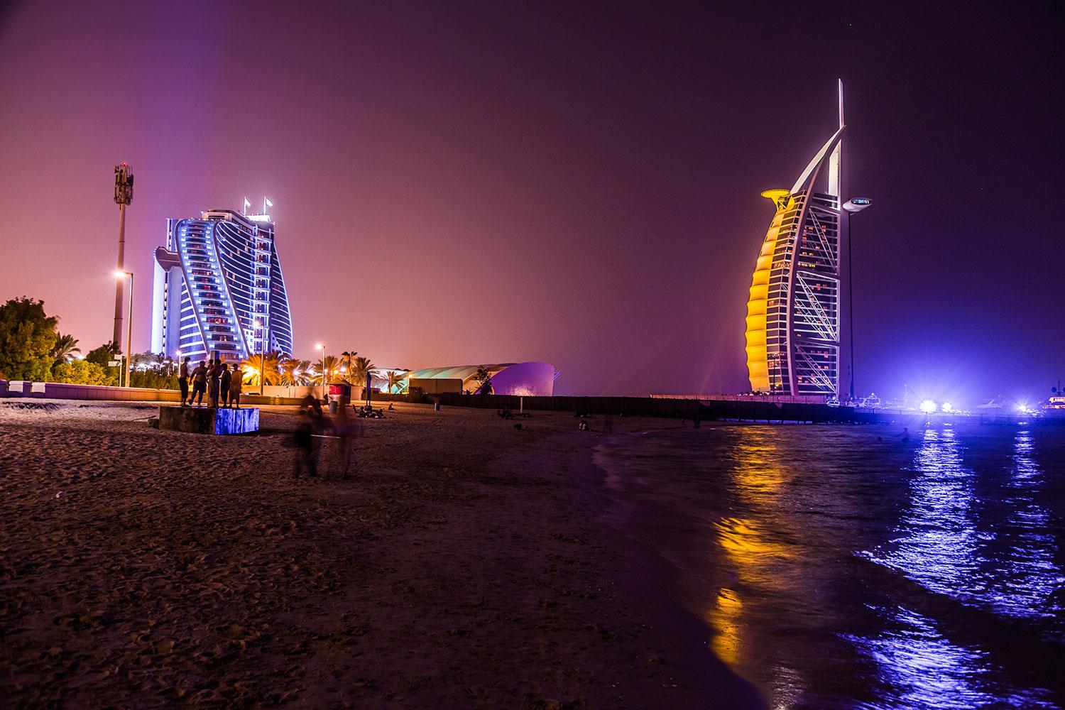 Segelformade lyxhotellet Burj al-Arab i Dubai (till höger).