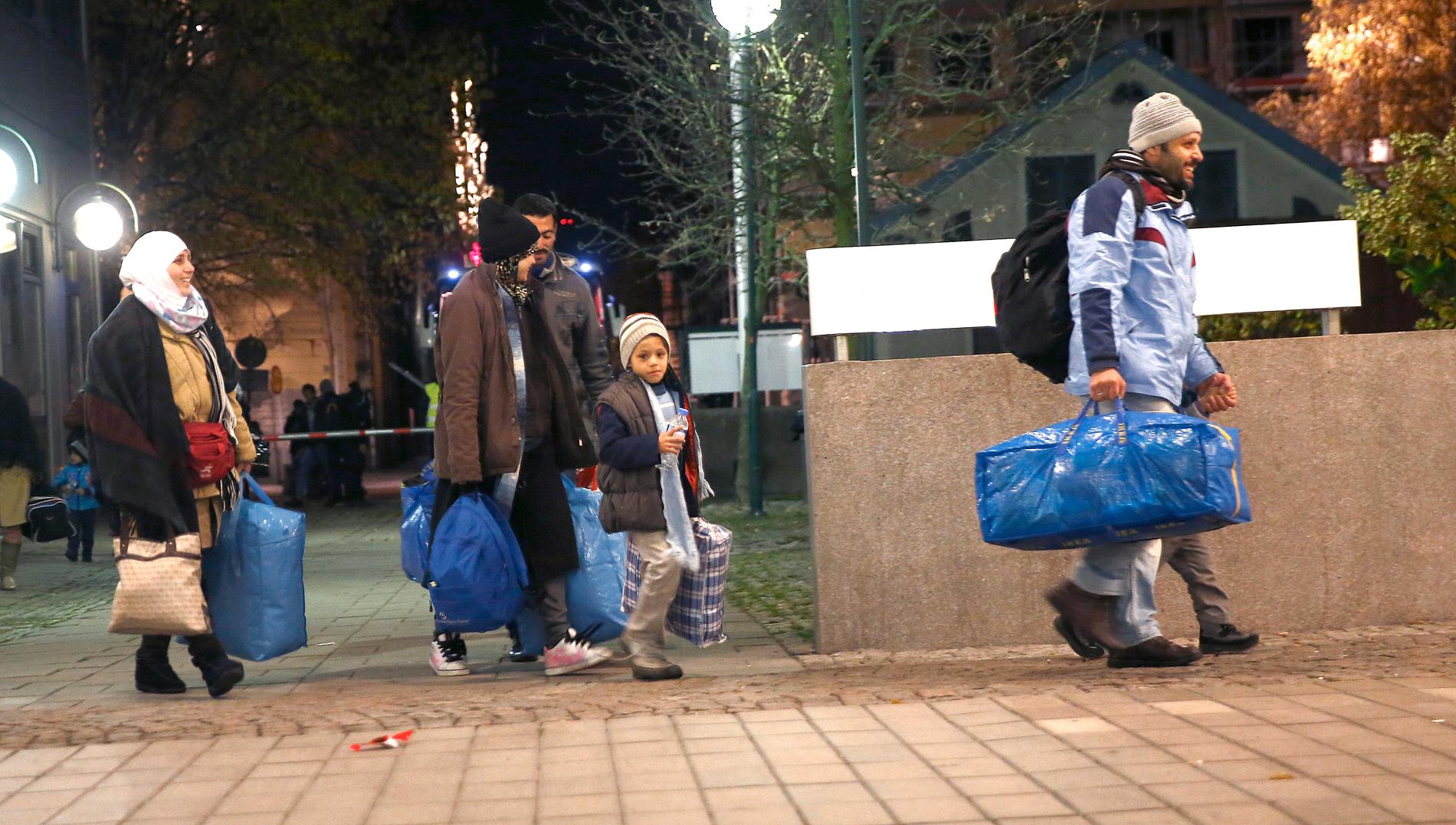 Flyktingar anländer till Migrationsverkets huvudkontor i Norrköping sent på torsdagen. Migrationsverket lade ut madrasser i sin reception för att de nyanlända skulle kunna sova där