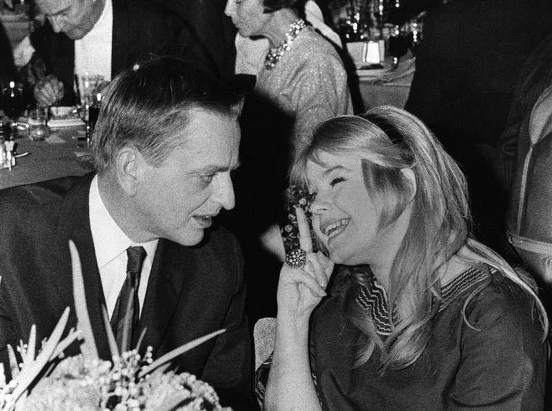 Ecklesiastikminister Olof Palme som fick kritik för sin medverkan i Jag är nyfiken-filmen delade1968 ut Guldbaggen till Lena Nyman.