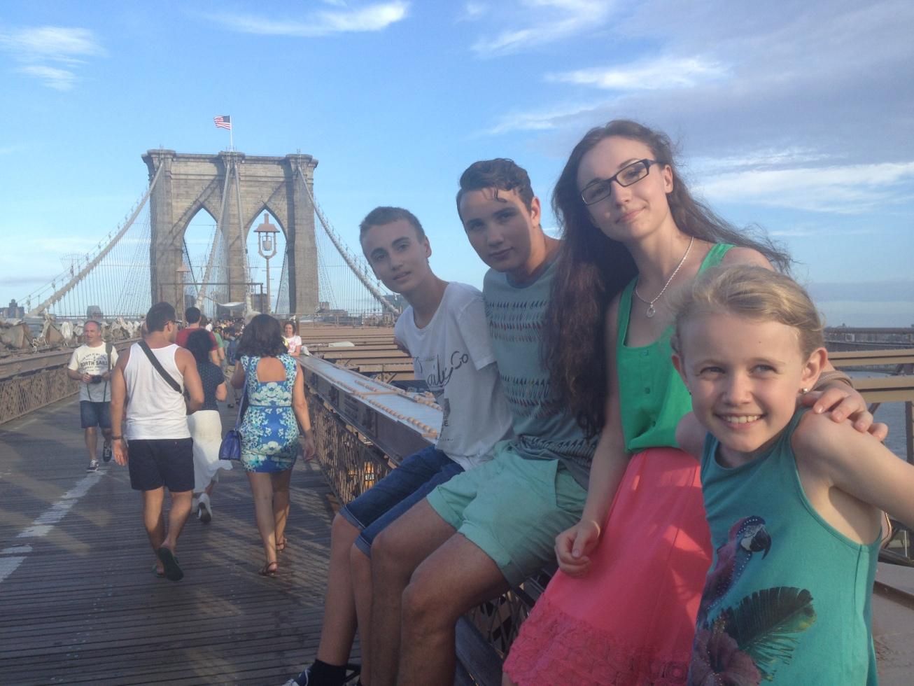 En tripp till ett stekhett New York! Elin, Erik, Nelly och Noel med Brooklyn Bridge i bakgrunden.