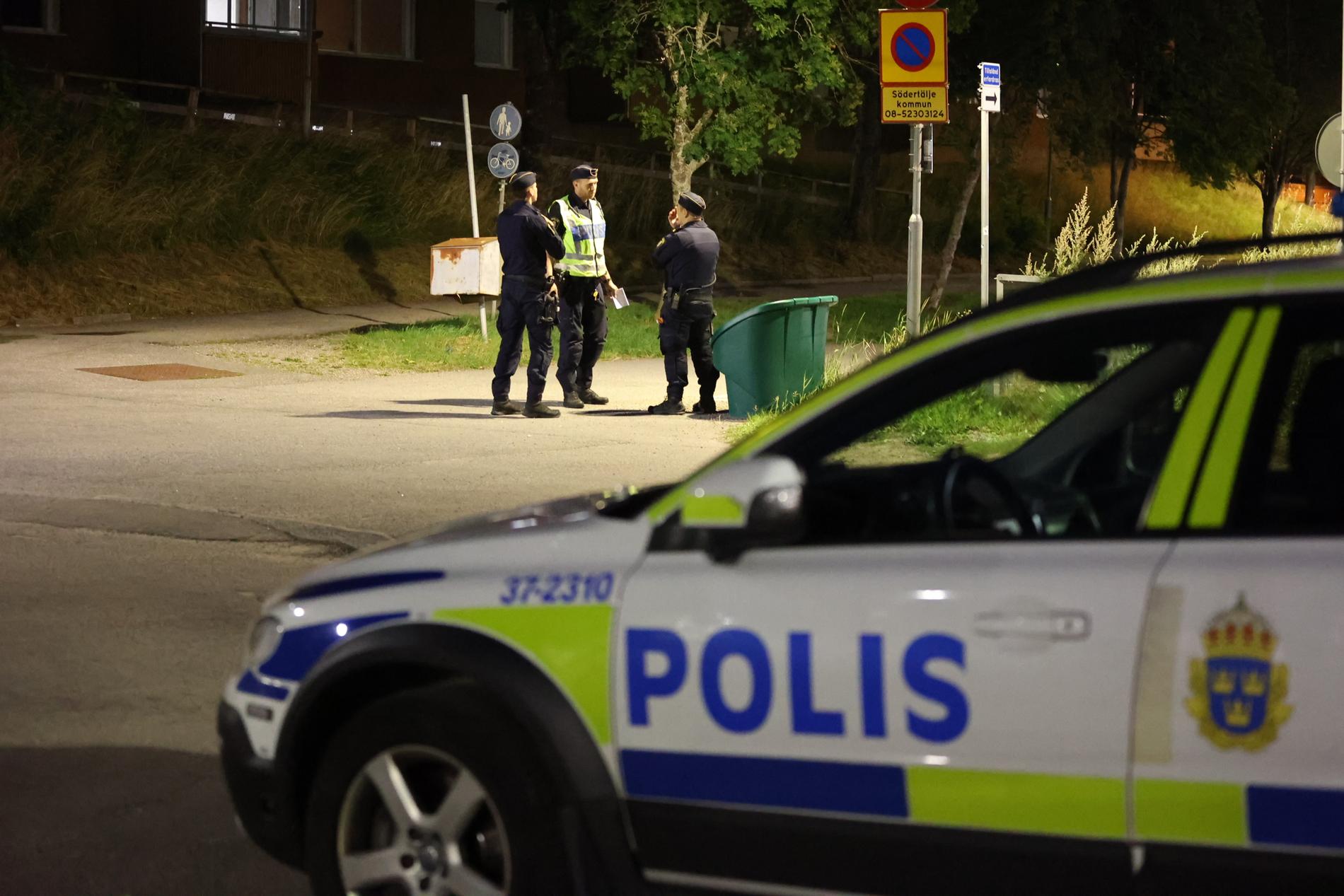Polisen utreder en skjutning i Södertälje. 