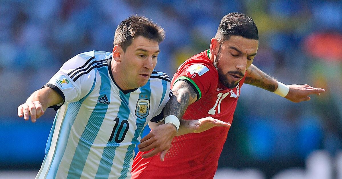 Irans lagkapten Ashkan Dejagah i kamp med Messi.