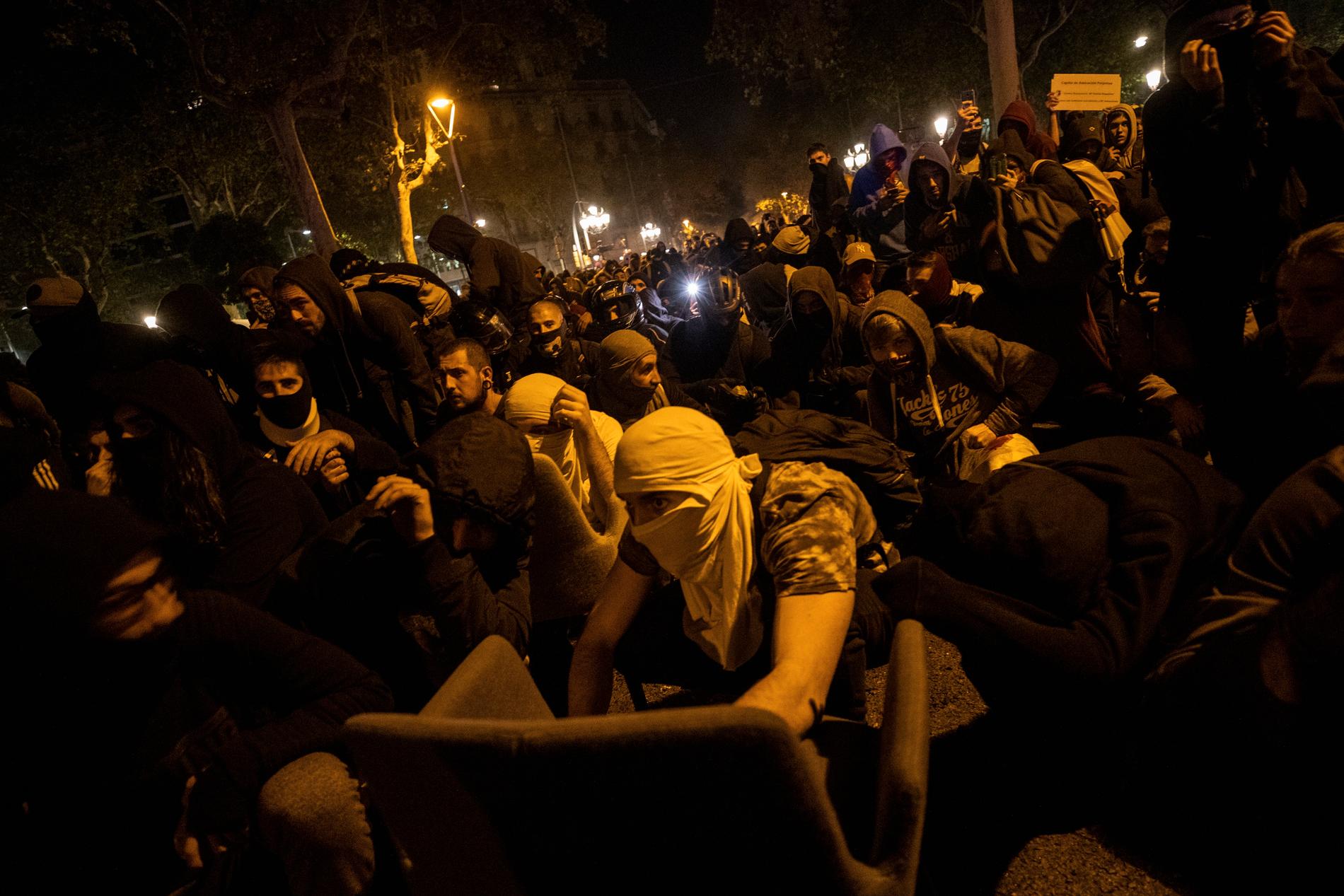 Maskerade demonstranter i Barcelona under natten till fredagen.