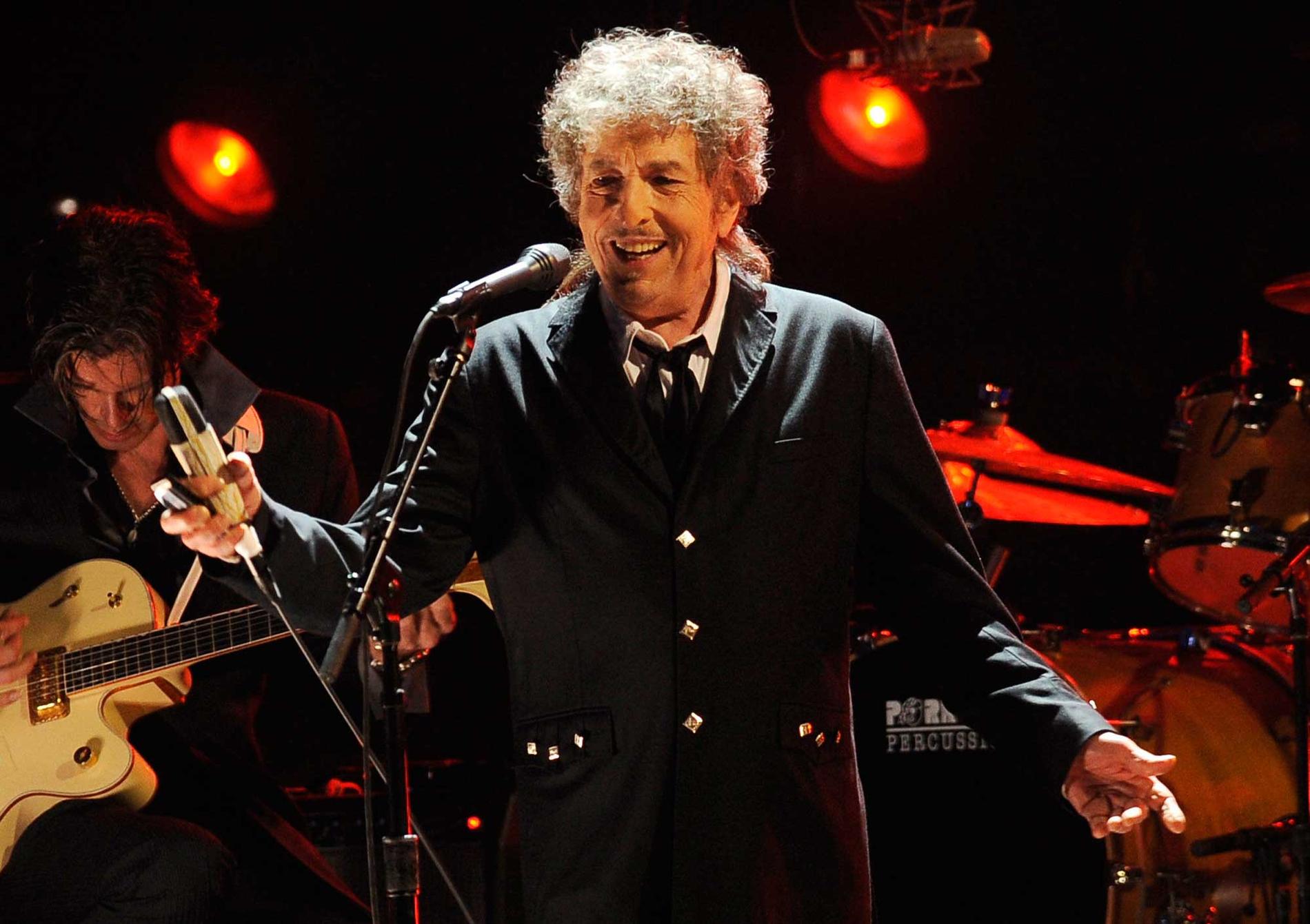 Bob Dylan har uppträtt flera gånger sedan han blev Nobelpristagare – men har ännu inte kommenterat det.