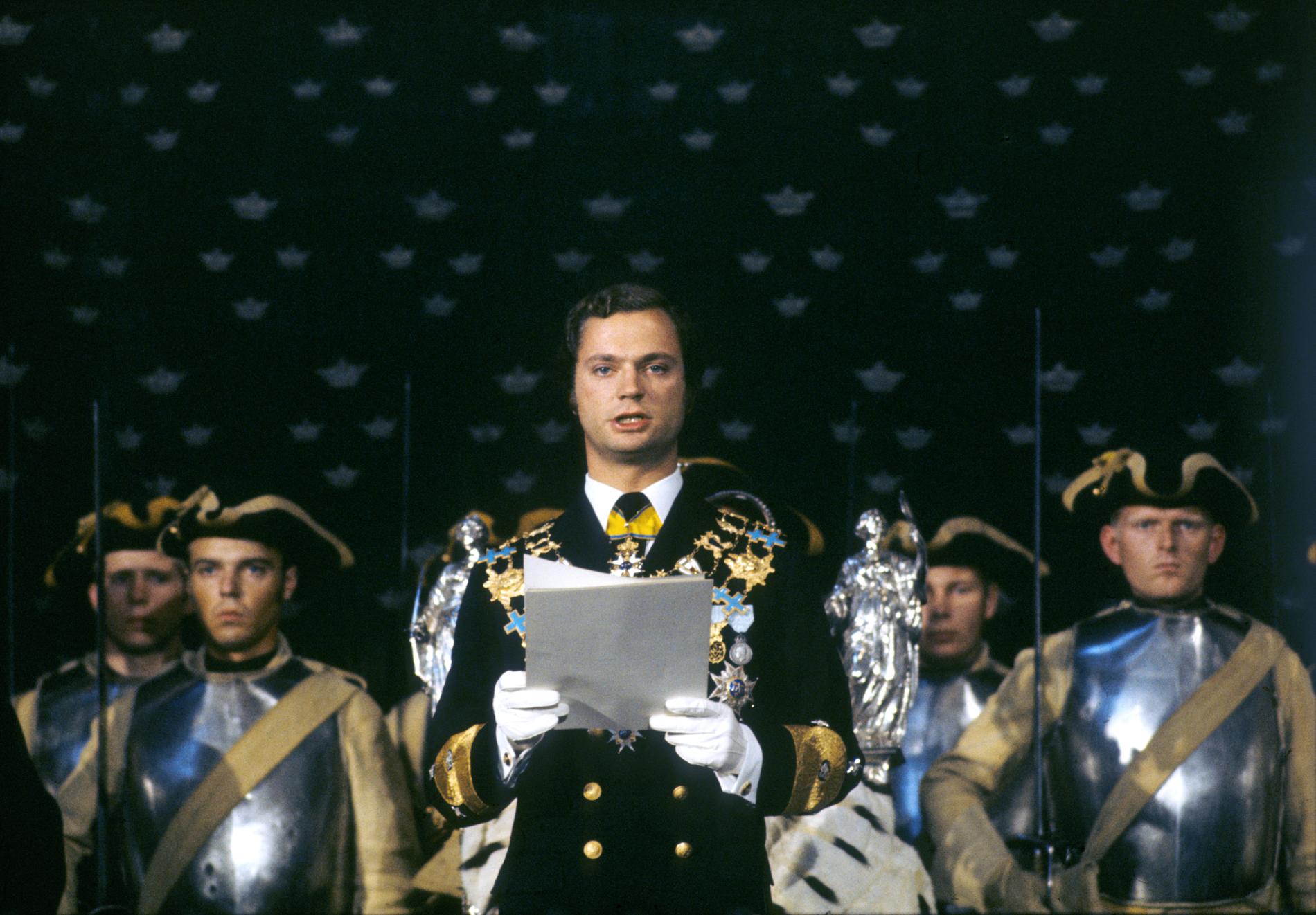 Kung Carl XVI Gustaf håller sitt trontal 1973. Arkivbild.
