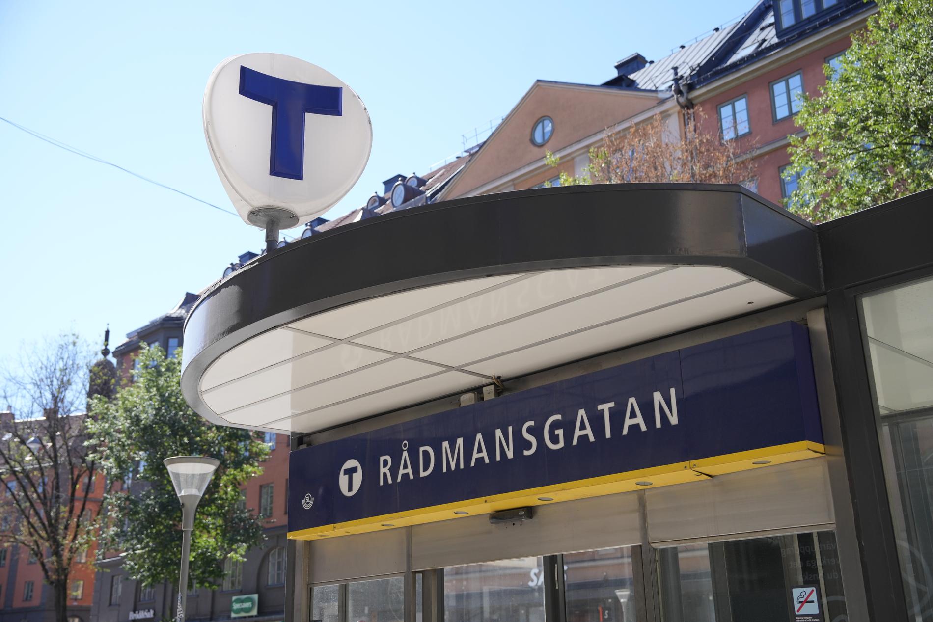 Larm inkom att en man orsakat tumult på Rådmansgatans tunnelbana.