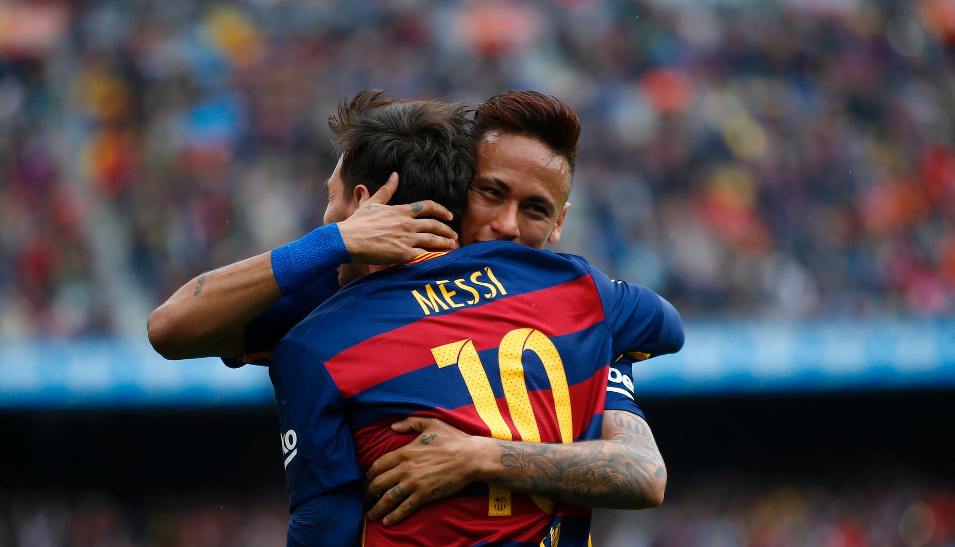 Neymar, som här kramas om av Messi, hade anbud från PSG.