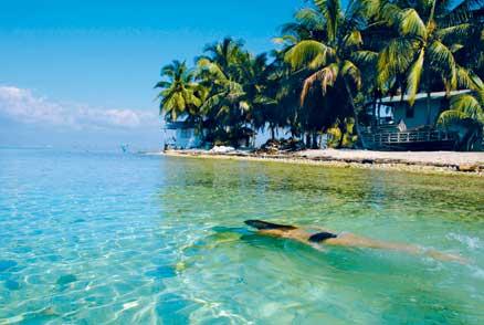 På den lilla ön Tobacco Caye utanför fastlandet i Bealize lever drömmen om Karibien.